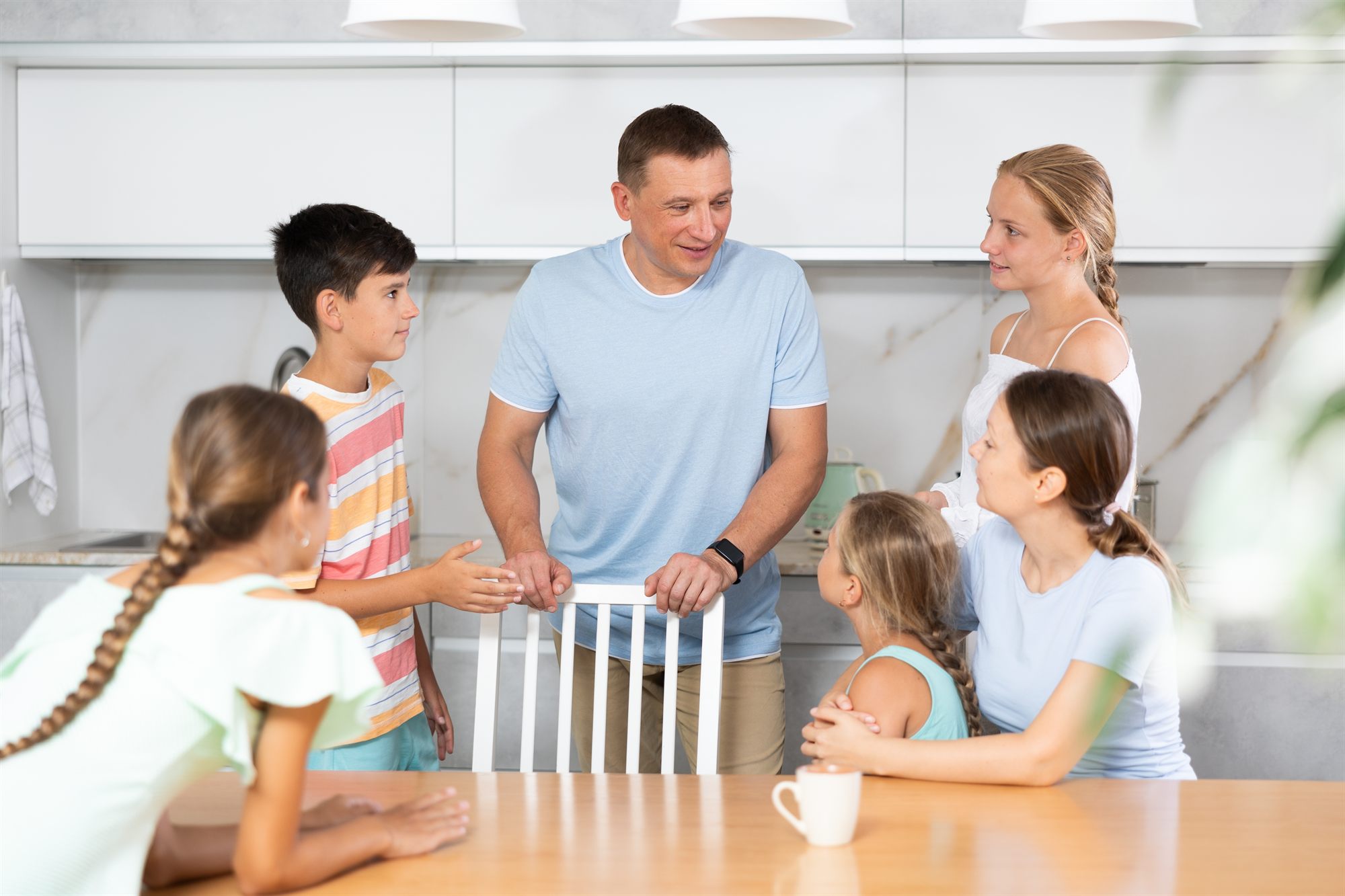 Familie mit mehreren Kindern in der Küche